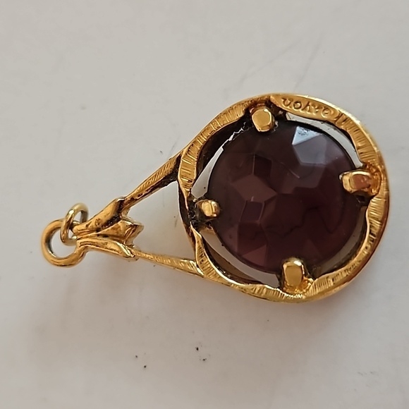 AVON PURPLE Glass Intaglio & Goldtone Pendant - Picture 5 of 6